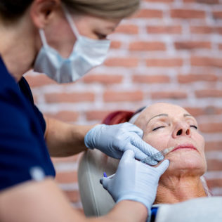dr-sarah-boxley-injecting-patient-with-dermal-filler-at-skinbox-fremantle